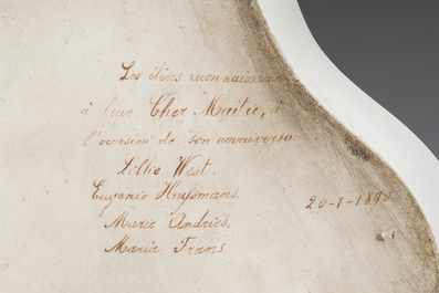 Maria Andries (19de eeuw): Een gelobde sepia porseleinen schotel met het monogram van Willem Geets ter gelegenh. van zijn 62ste verjaardag, ged. 1890