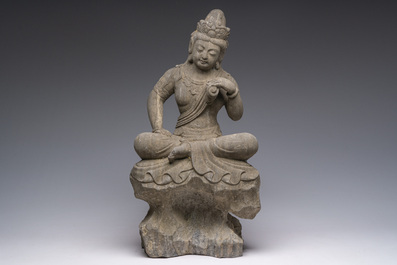 Een Chinese stenen figuur van Boeddha op een rots, Qing