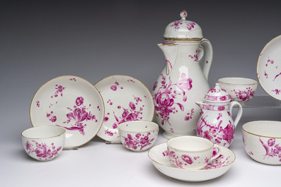 Een Duits zestien-delig cama&iuml;eu roze en verguld koffie- en theeservies met floraal decor, Frankenthal merk, 1762-1794