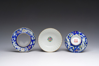 Een Chinese dekselkom op voet, twee wijnkoppen en een warmer, Tongzhi merk en periode