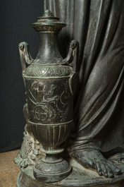 Eug&egrave;ne Louis Lequesne (1815-1887): Twee grote gepatineerd bronzen tuinbeelden van vrouwen naar de Antieken, gieterijstempel Durenne, Parijs, 19de eeuw