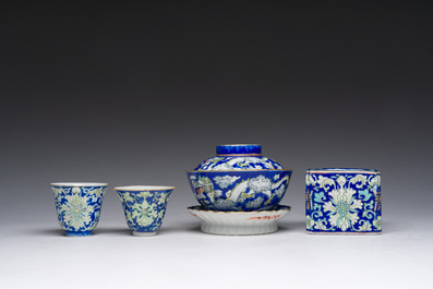 Een Chinese dekselkom op voet, twee wijnkoppen en een warmer, Tongzhi merk en periode