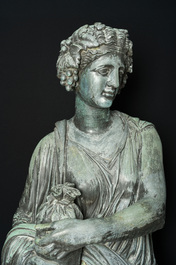 Eug&egrave;ne Louis Lequesne (1815-1887): Twee grote gepatineerd bronzen tuinbeelden van vrouwen naar de Antieken, gieterijstempel Durenne, Parijs, 19de eeuw