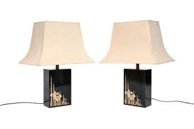 Een paar lakwerk lampen in Japanse stijl met originele kappen, Maison Le Dauphin, Frankrijk, derde kwart 20ste eeuw
