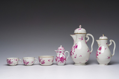 Een Duits zestien-delig cama&iuml;eu roze en verguld koffie- en theeservies met floraal decor, Frankenthal merk, 1762-1794