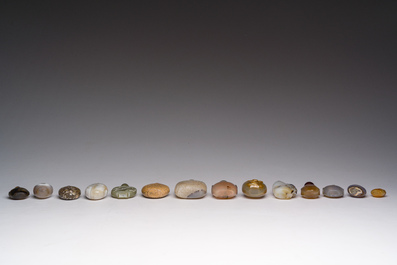 Veertien Chinese hardstenen snuifflessen, 19de/20ste eeuw