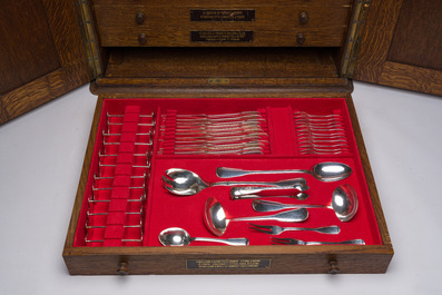 A Belgian oak cutlery case with a 227-piece silver cutlery set, 800/000, Wolfers, 20th C.