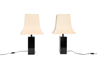 Een paar lakwerk lampen in Japanse stijl met originele kappen, Maison Le Dauphin, Frankrijk, derde kwart 20ste eeuw