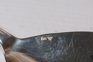 A Belgian oak cutlery case with a 227-piece silver cutlery set, 800/000, Wolfers, 20th C.