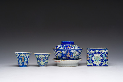 Een Chinese dekselkom op voet, twee wijnkoppen en een warmer, Tongzhi merk en periode