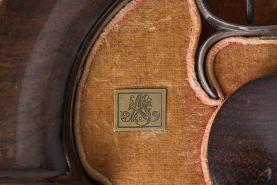A French dueling box containing a pair of percussion pistols with damask barrels and engraved breechblocks, 19th C.