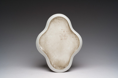 Maria Andries (19de eeuw): Een gelobde sepia porseleinen schotel met het monogram van Willem Geets ter gelegenh. van zijn 62ste verjaardag, ged. 1890