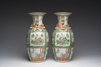 Een paar Chinese Kanton famille rose vazen met paleissc&egrave;nes en floraal decor, ca. 1900