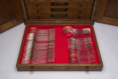 A Belgian oak cutlery case with a 227-piece silver cutlery set, 800/000, Wolfers, 20th C.