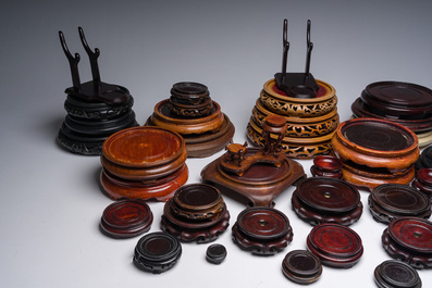 Een collectie Chinese houten sokkels en bordenstandaarden, 20ste eeuw