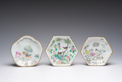 Two Chinese qianjiang cai and one famille rose tazza, 19th/20th C.