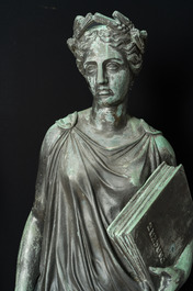 Eug&egrave;ne Louis Lequesne (1815-1887): Twee grote gepatineerd bronzen tuinbeelden van vrouwen naar de Antieken, gieterijstempel Durenne, Parijs, 19de eeuw