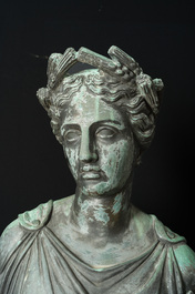 Eug&egrave;ne Louis Lequesne (1815-1887): Twee grote gepatineerd bronzen tuinbeelden van vrouwen naar de Antieken, gieterijstempel Durenne, Parijs, 19de eeuw