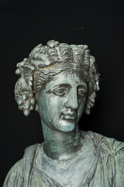 Eug&egrave;ne Louis Lequesne (1815-1887): Twee grote gepatineerd bronzen tuinbeelden van vrouwen naar de Antieken, gieterijstempel Durenne, Parijs, 19de eeuw