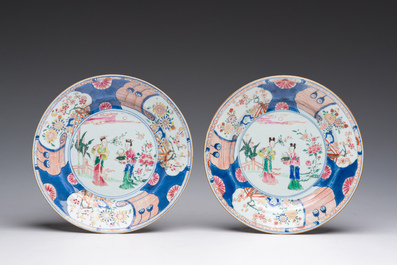 Een paar Chinese rose-Imari borden met Magu en een dienaar in een paleistuin, Yongzheng