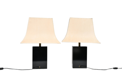 Een paar lakwerk lampen in Japanse stijl met originele kappen, Maison Le Dauphin, Frankrijk, derde kwart 20ste eeuw