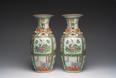 Een paar Chinese Kanton famille rose vazen met paleissc&egrave;nes en floraal decor, ca. 1900