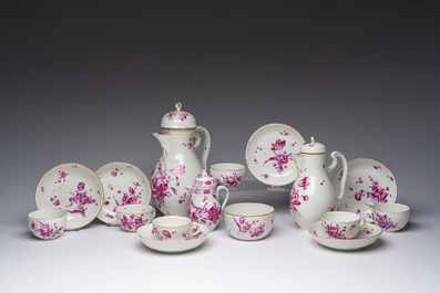 Een Duits zestien-delig cama&iuml;eu roze en verguld koffie- en theeservies met floraal decor, Frankenthal merk, 1762-1794