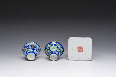 Een Chinese dekselkom op voet, twee wijnkoppen en een warmer, Tongzhi merk en periode