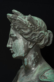 Eug&egrave;ne Louis Lequesne (1815-1887): Twee grote gepatineerd bronzen tuinbeelden van vrouwen naar de Antieken, gieterijstempel Durenne, Parijs, 19de eeuw