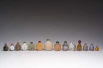 Veertien Chinese hardstenen snuifflessen, 19de/20ste eeuw