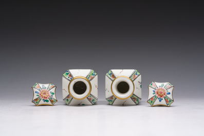 Een paar Franse Samson famille verte-stijl parfumflacons met geanimeerde sc&egrave;nes en floraal decor, Parijs, 19de eeuw