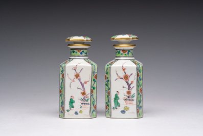 Een paar Franse Samson famille verte-stijl parfumflacons met geanimeerde sc&egrave;nes en floraal decor, Parijs, 19de eeuw