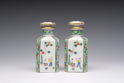 Een paar Franse Samson famille verte-stijl parfumflacons met geanimeerde sc&egrave;nes en floraal decor, Parijs, 19de eeuw