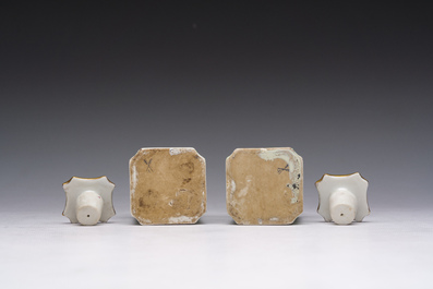 Een paar Franse Samson famille verte-stijl parfumflacons met geanimeerde sc&egrave;nes en floraal decor, Parijs, 19de eeuw