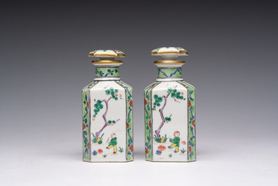 Een paar Franse Samson famille verte-stijl parfumflacons met geanimeerde sc&egrave;nes en floraal decor, Parijs, 19de eeuw