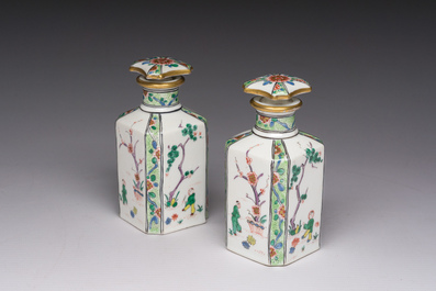 Een paar Franse Samson famille verte-stijl parfumflacons met geanimeerde sc&egrave;nes en floraal decor, Parijs, 19de eeuw