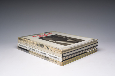 Een gevarieerde collectie boeken met betrekking tot naaktfotografie, o.m. Sam Haskins, 20ste eeuw