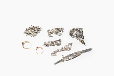 A varied collection of jewelry, including silver brooches and an 18 carat gold ring, 20th C.