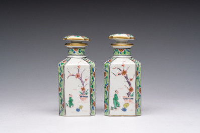 Een paar Franse Samson famille verte-stijl parfumflacons met geanimeerde sc&egrave;nes en floraal decor, Parijs, 19de eeuw