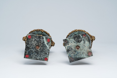 Een paar Franse neoclassicistische cassolettes in vert de mer marmer met ramskoppen en bloemenguirlandes in verguld brons, 19de/20ste eeuw