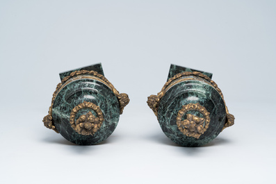 Een paar Franse neoclassicistische cassolettes in vert de mer marmer met ramskoppen en bloemenguirlandes in verguld brons, 19de/20ste eeuw