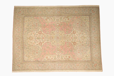 A Turkish Sivas rug with central medallion and floral design, wool on cotton, 20th C.