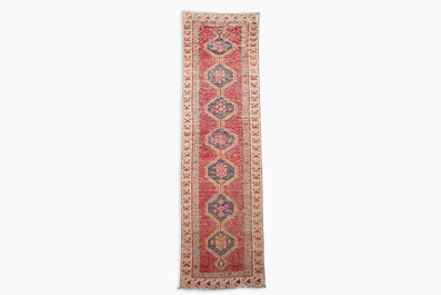 A Persian Mahal runner with geometric design, wool on cotton, mid 20th C.