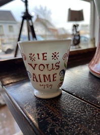 Een Franse 'Je vous aime' beker in polychroom gedecoreerd opalineglas in de stijl van Bernard Perrot (Orl&eacute;ans), gedateerd 1727
