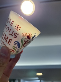 Een Franse 'Je vous aime' beker in polychroom gedecoreerd opalineglas in de stijl van Bernard Perrot (Orl&eacute;ans), gedateerd 1727