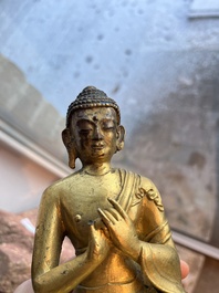 Een Chinese verguld bronzen figuur van Boeddha, 19de eeuw