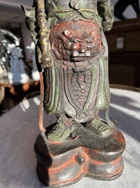 Een Chinese verguld bronzen sculptuur van een wachter met polychroom decor, 18de/19de eeuw