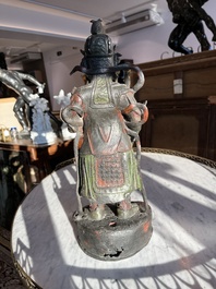 Een Chinese verguld bronzen sculptuur van een wachter met polychroom decor, 18de/19de eeuw