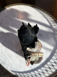 Een Chinese verguld bronzen sculptuur van een wachter met polychroom decor, 18de/19de eeuw