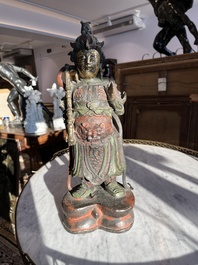 Een Chinese verguld bronzen sculptuur van een wachter met polychroom decor, 18de/19de eeuw